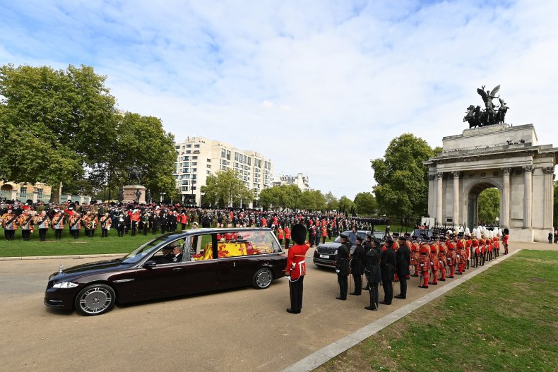 Queen's body transferred to hearse