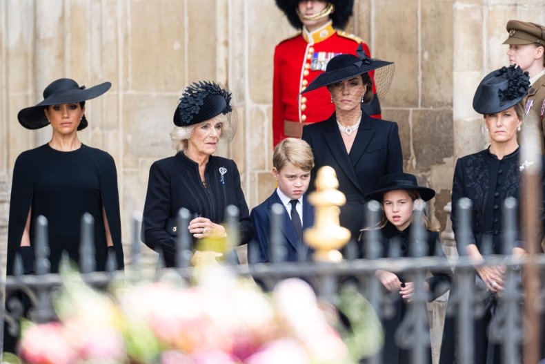 Kate, Meghan, Camilla i Royals