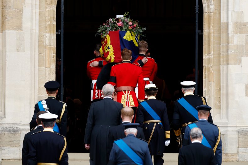 Queen arrives for committal service