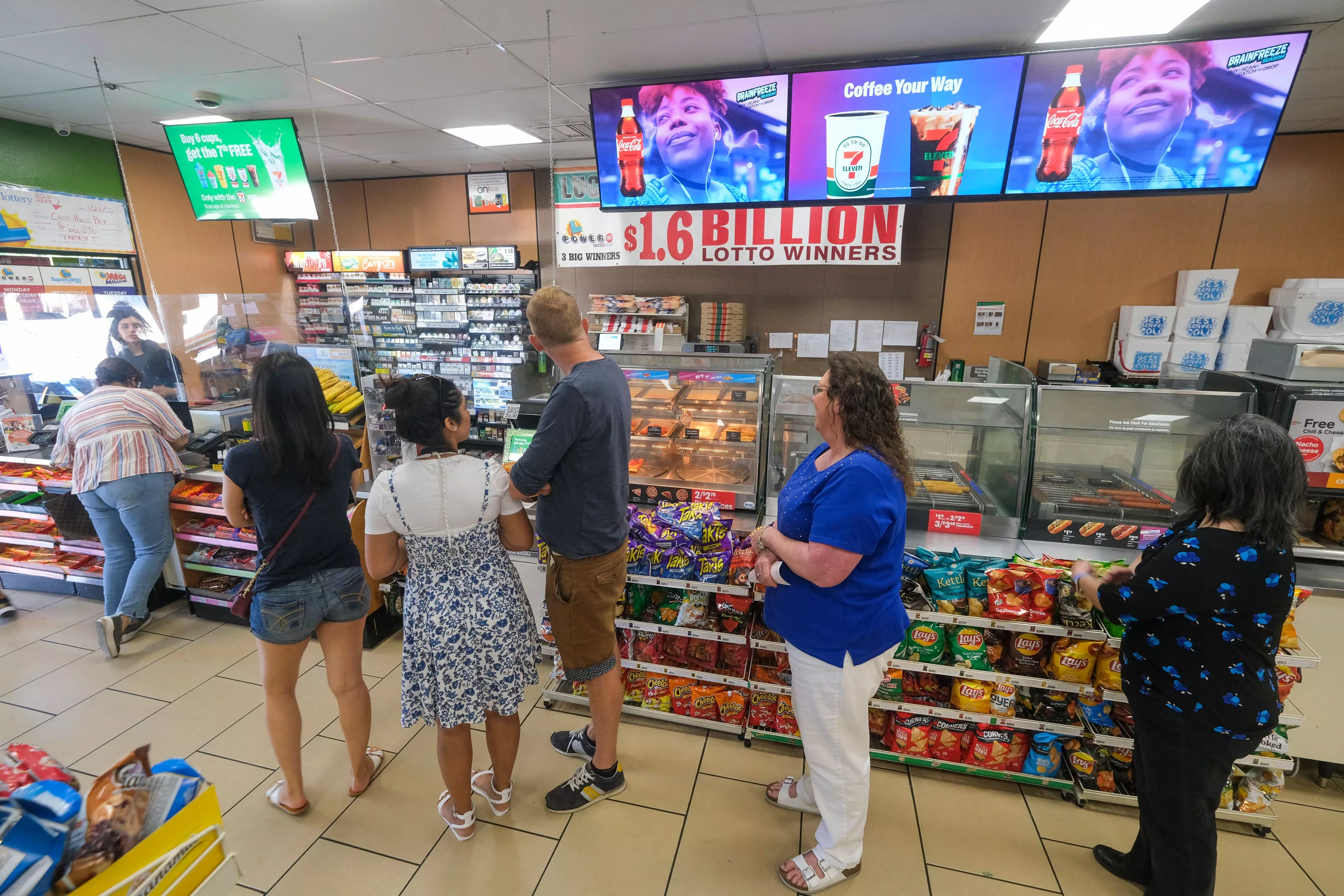 Shopper Captures Alleged Credit Card Skimmer at 7-Eleven in Viral Video - Vimarsana News