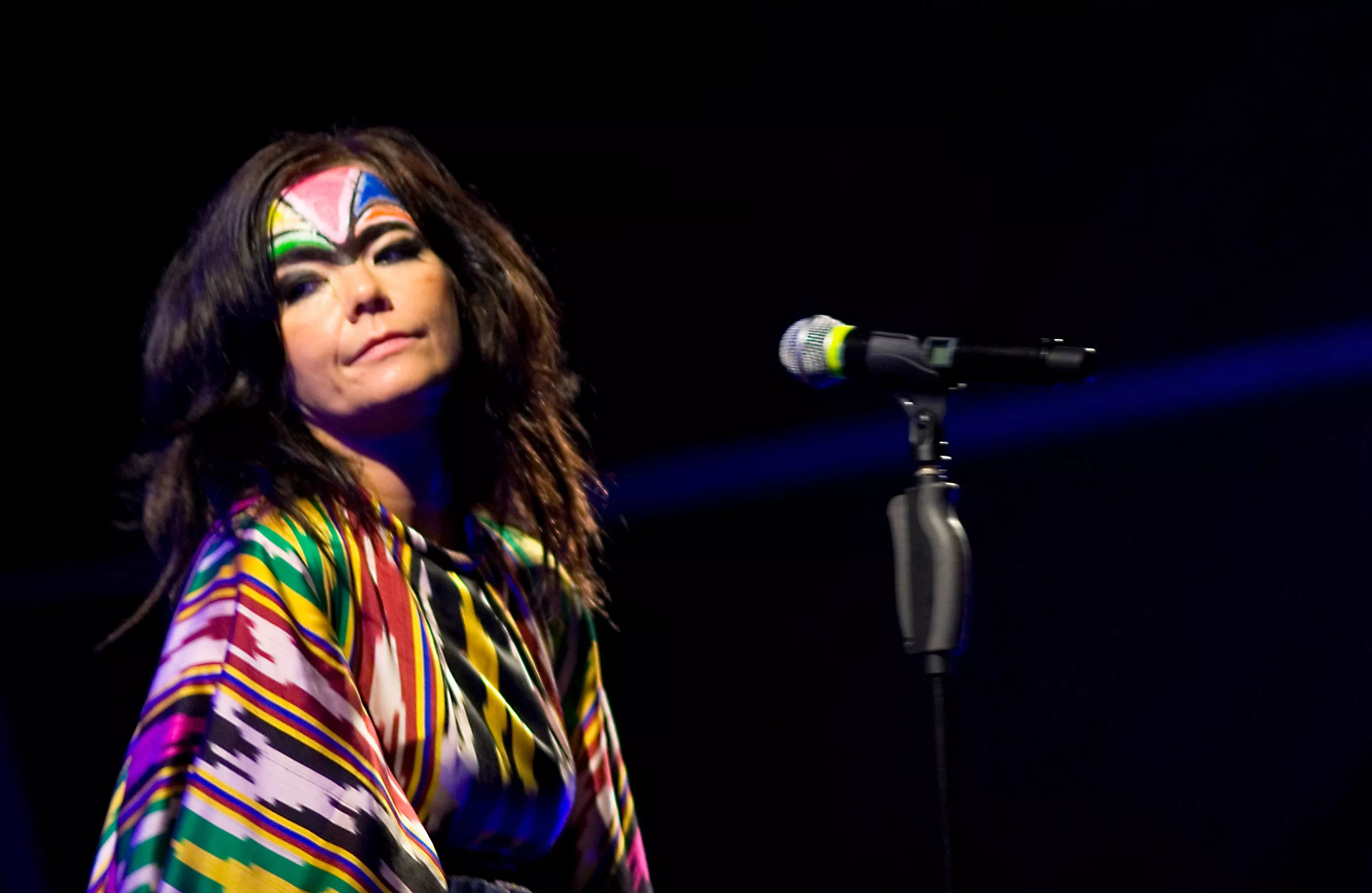 Bjork on Raising Her Child in America: 'Violence' Is 'Too Much' - Vimarsana News