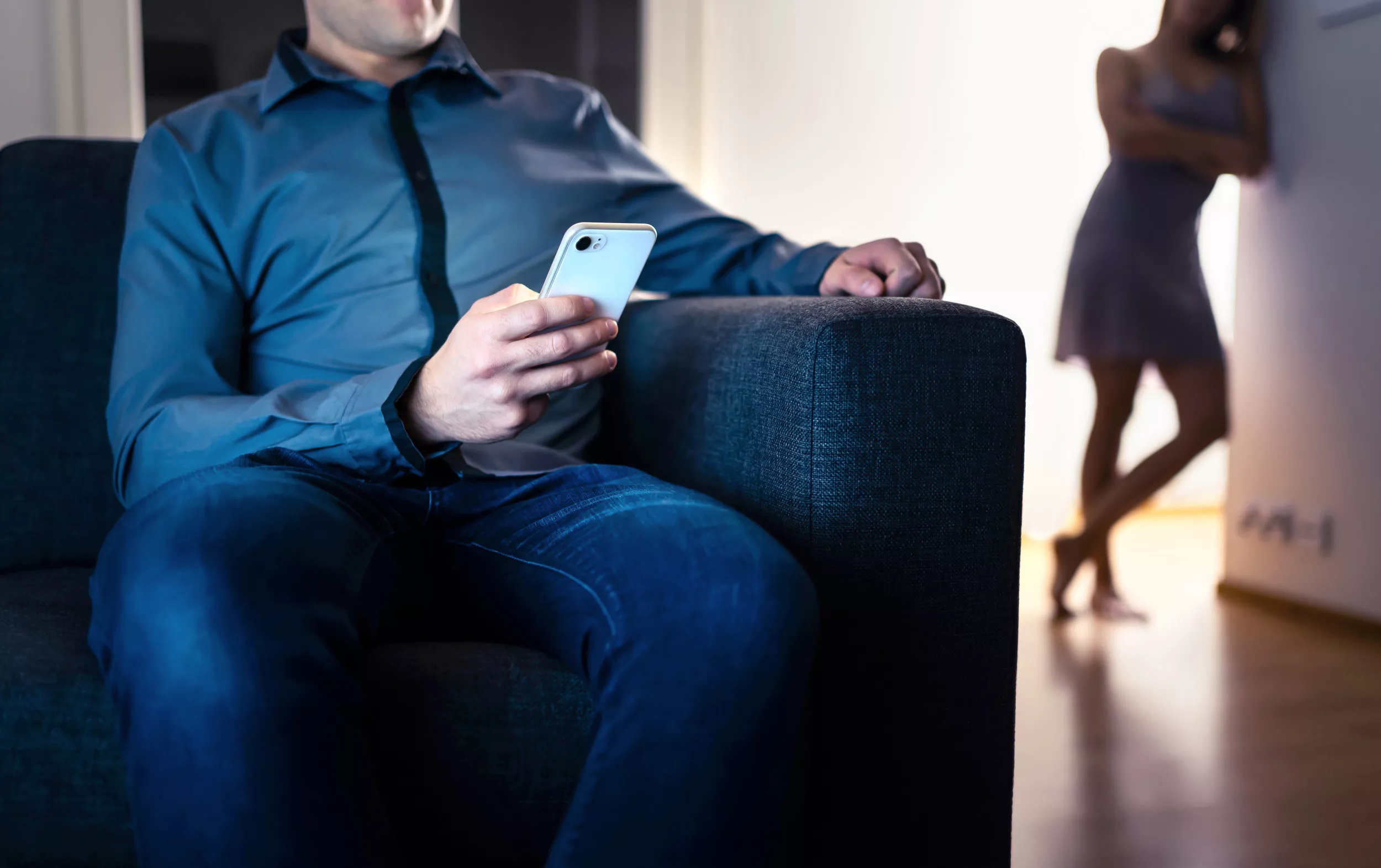 Mom on Maternity Leave Urged Not to Forgive Husband Over Texts to Co-Worker - Vimarsana News