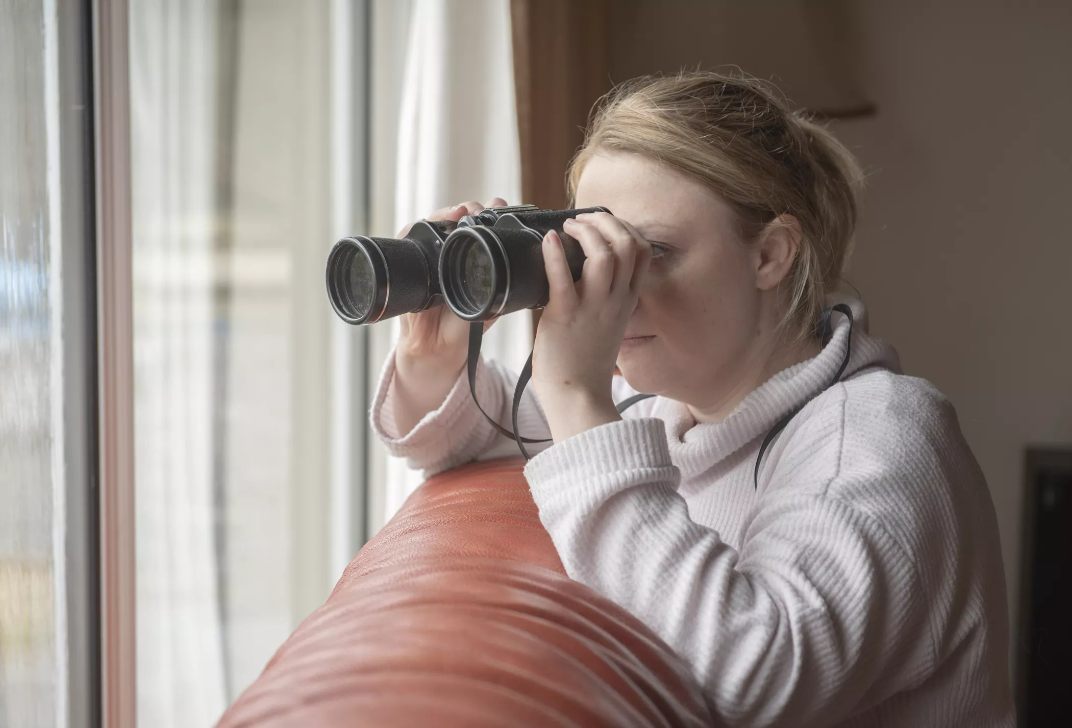 'Entitled' Neighbors Spying on Next Door's Yard with Binoculars Spark Fury - Vimarsana News