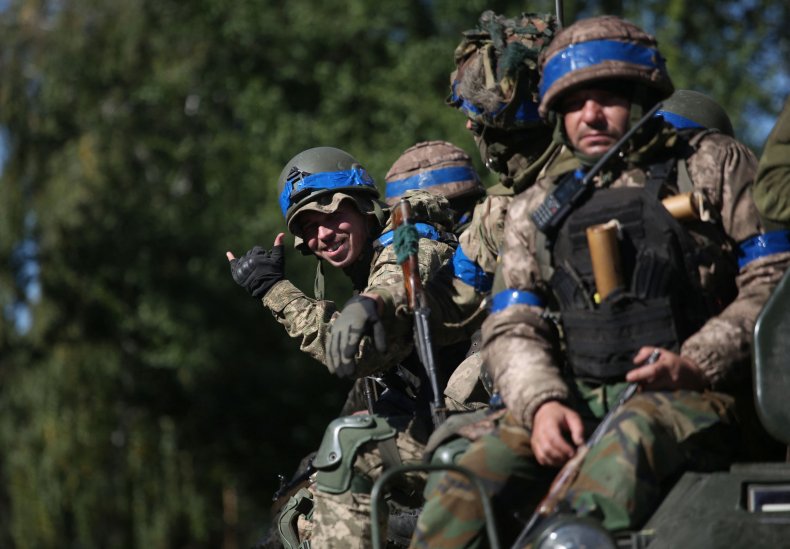 سربازان اوکراینی در یک نفربر زرهی در نبرد دونتسک