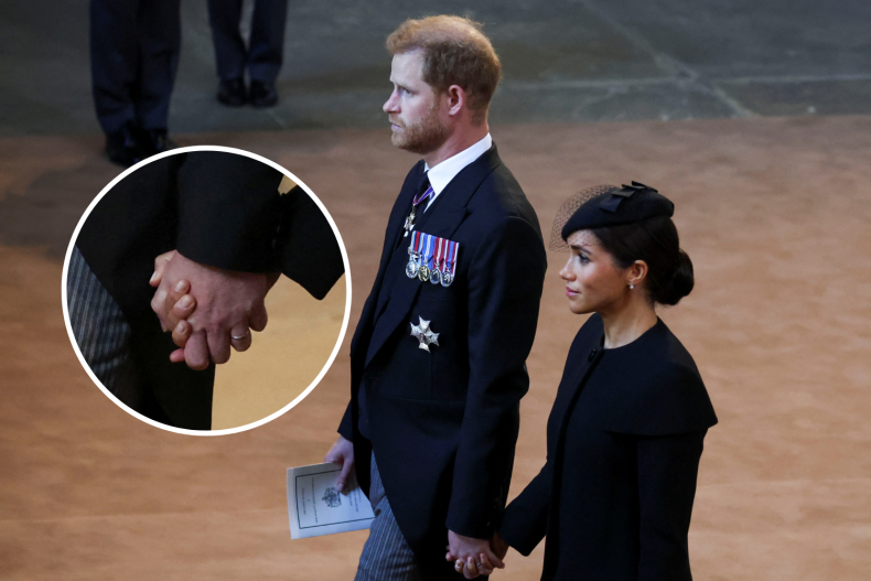 Herzog und Herzogin von Sussex Händchen haltend