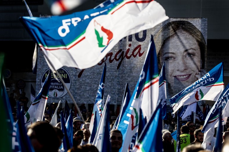 Anhänger der Partei Brüder Italiens schwenken Fahnen