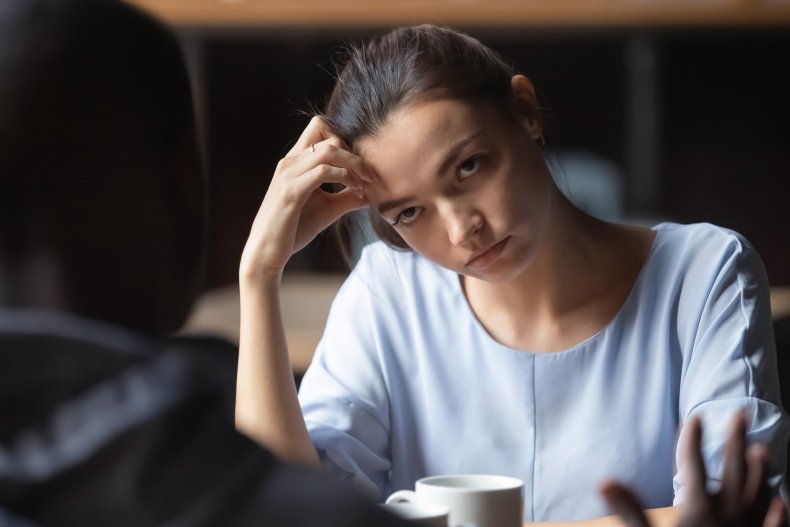 Femme en colère à la date