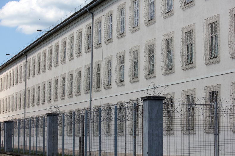 Außenansicht eines Gefängnisgebäudes.