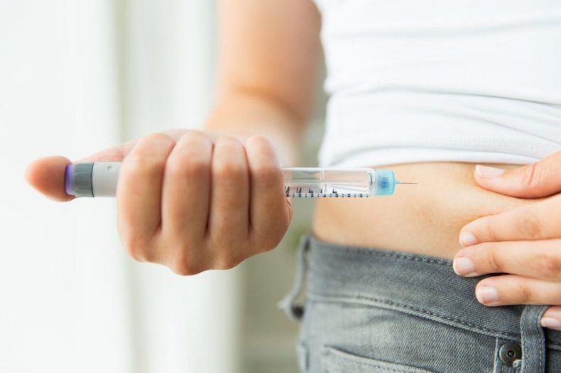 Frau injiziert Insulin mit Spritze