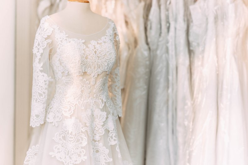 Un homme critiqué pour le retour de la robe de mariée de sa partenaire