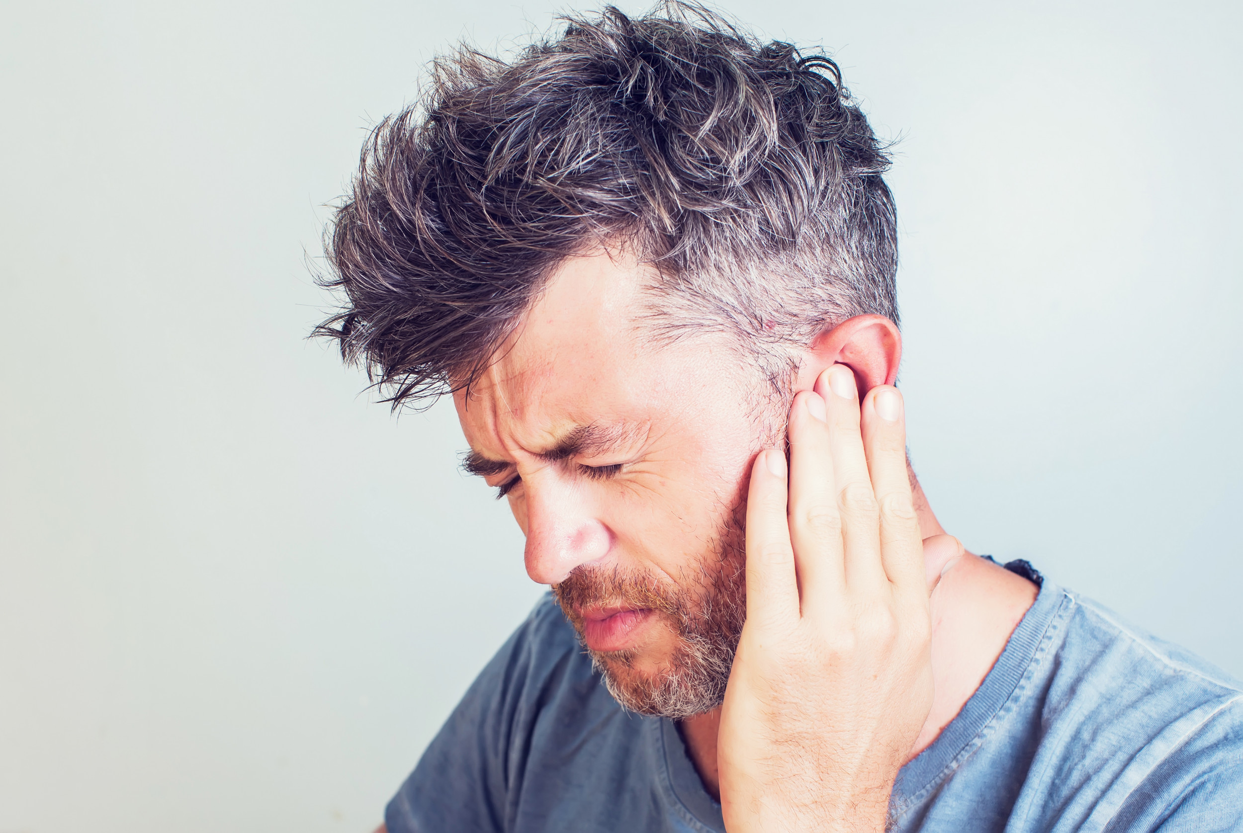 Болит ухо у взрослого при простуде