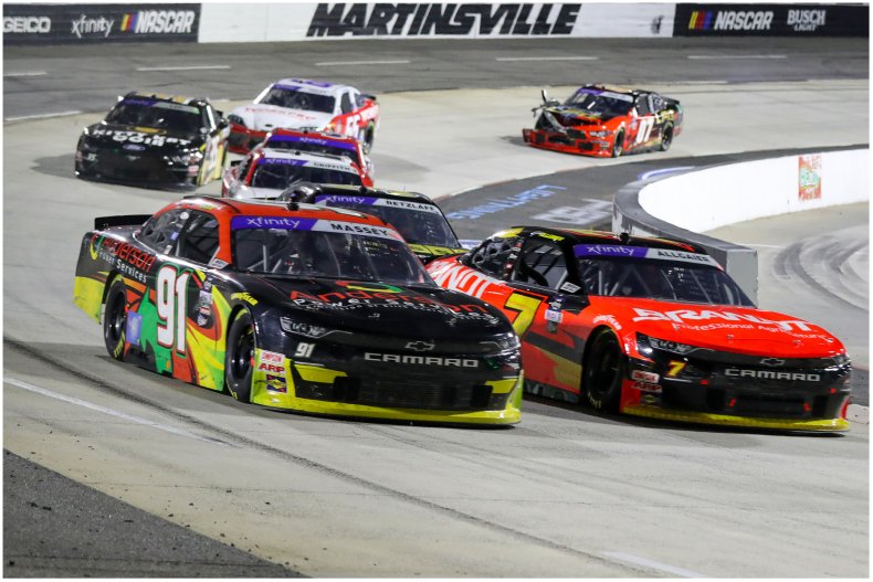 Una foto de una carrera de NASCAR 