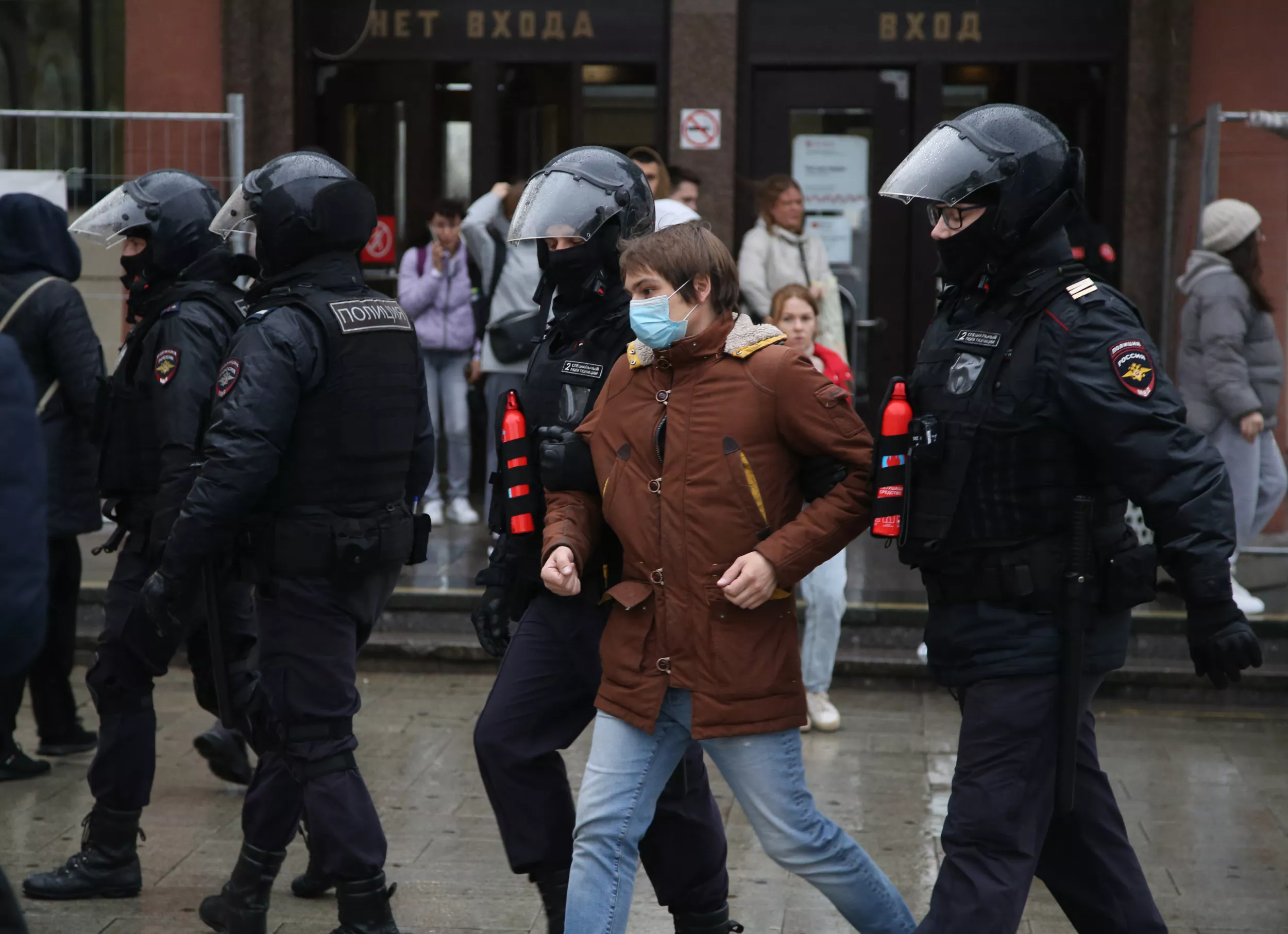 Dagestan Women Confront Police in Mass Demonstration Against Putin's Draft - Vimarsana News