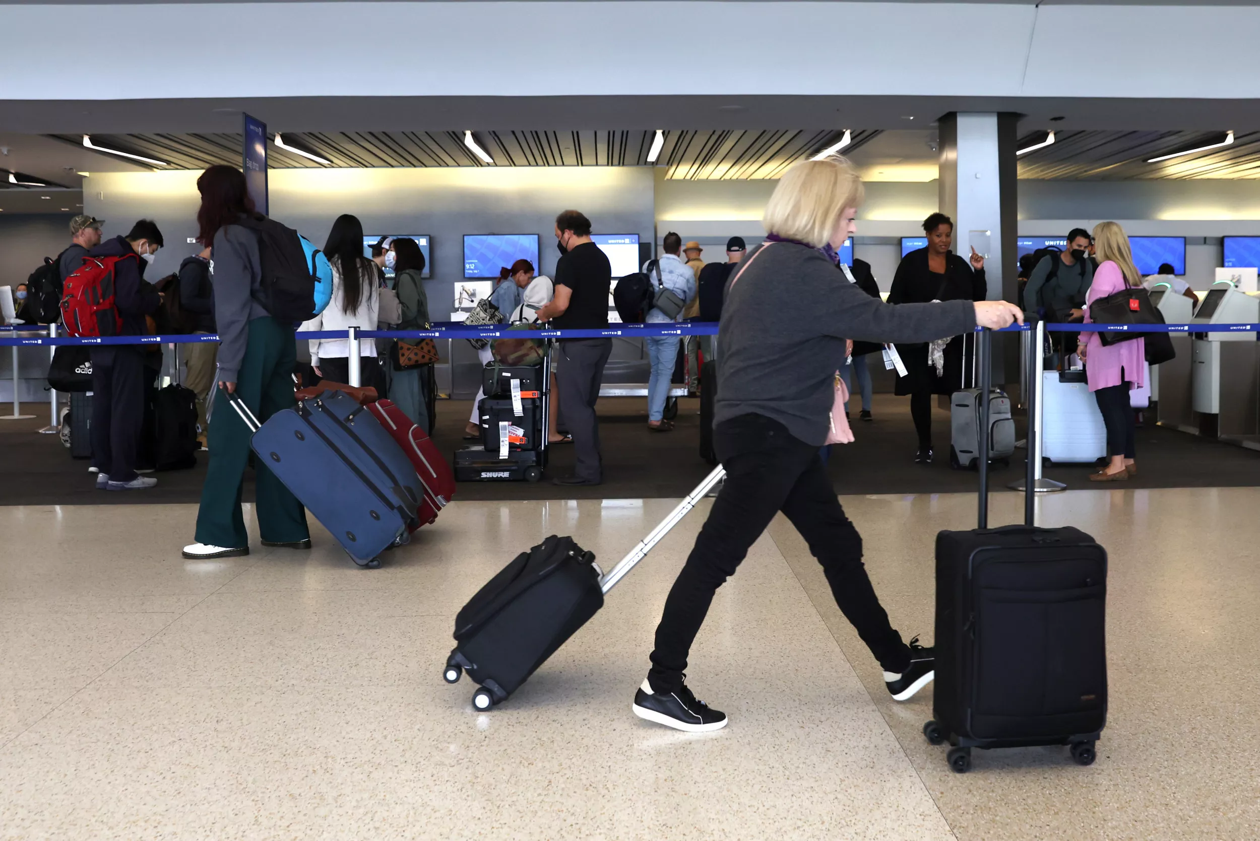 San Francisco Airport Food Workers Strike, Demanding Higher Pay - Vimarsana News