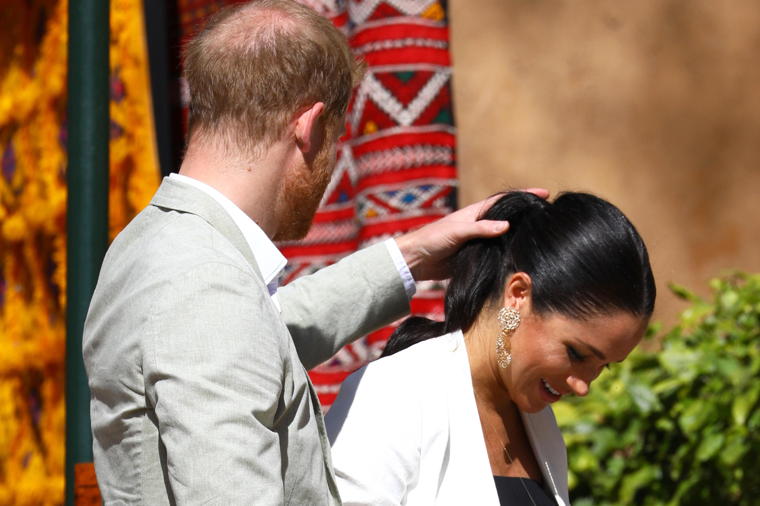 Prince Harry Fixing Meghan's Hair In Resurfaced Video Goes Viral: 'So ...