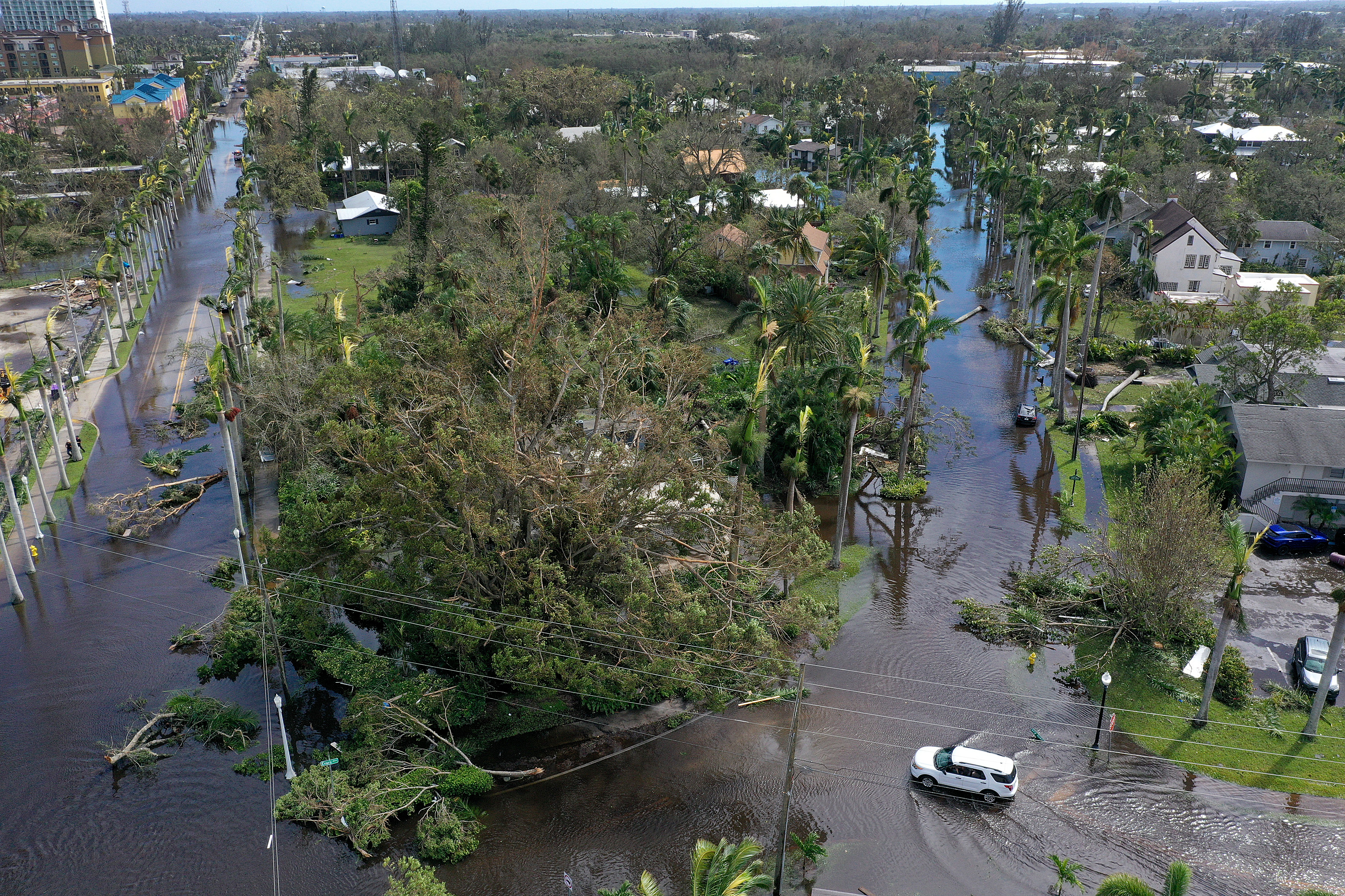 Looters Rob Gas Station While Hurricane Ian Blocks Police From Responding