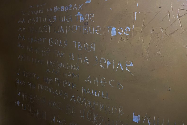 Oración en el muro de la prisión en Balakliya Ucrania