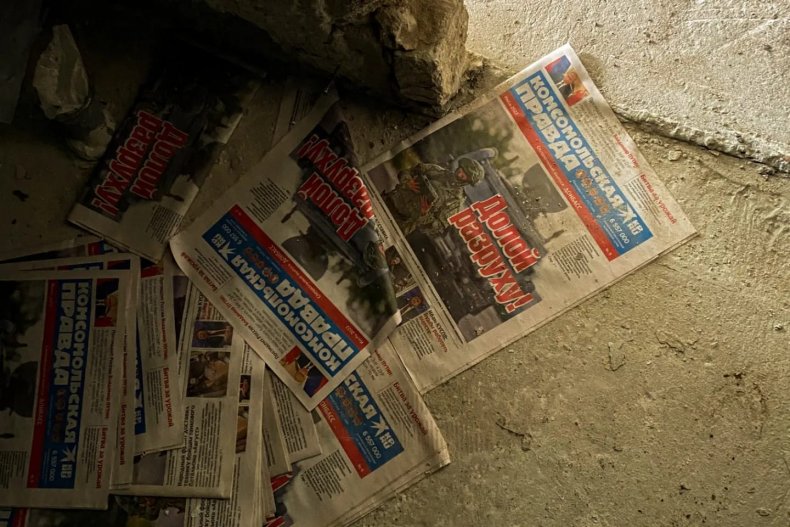 Periódicos rusos descartados en Izyum, retirada de Ucrania