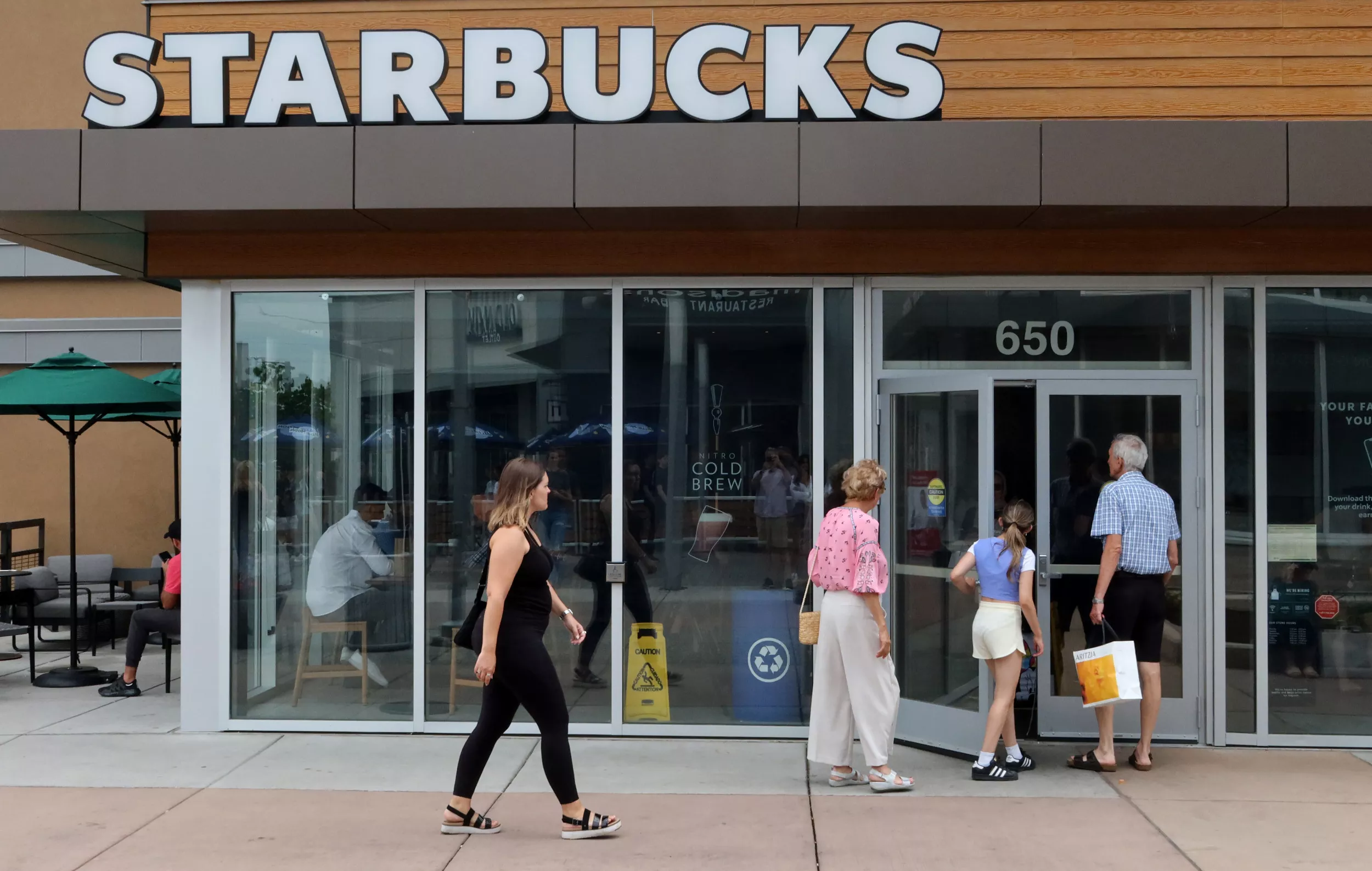 Internet Baffled By Customer's Tactic To Get Free Starbucks Drink: 'No Way' - Vimarsana News