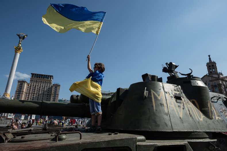 La bandiera ucraina sostituisce la bandiera russa a Lyman