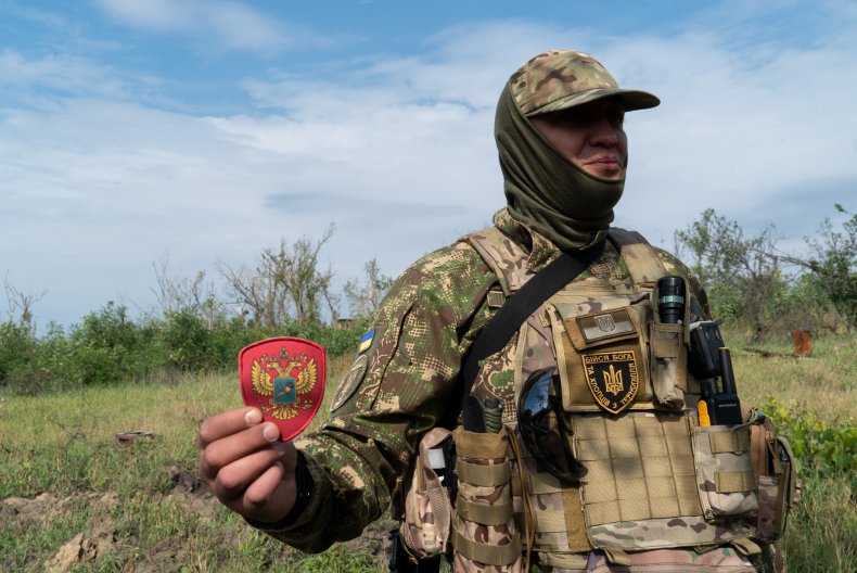 Oekraïense soldaten met trofee Russische patch Kharkiv
