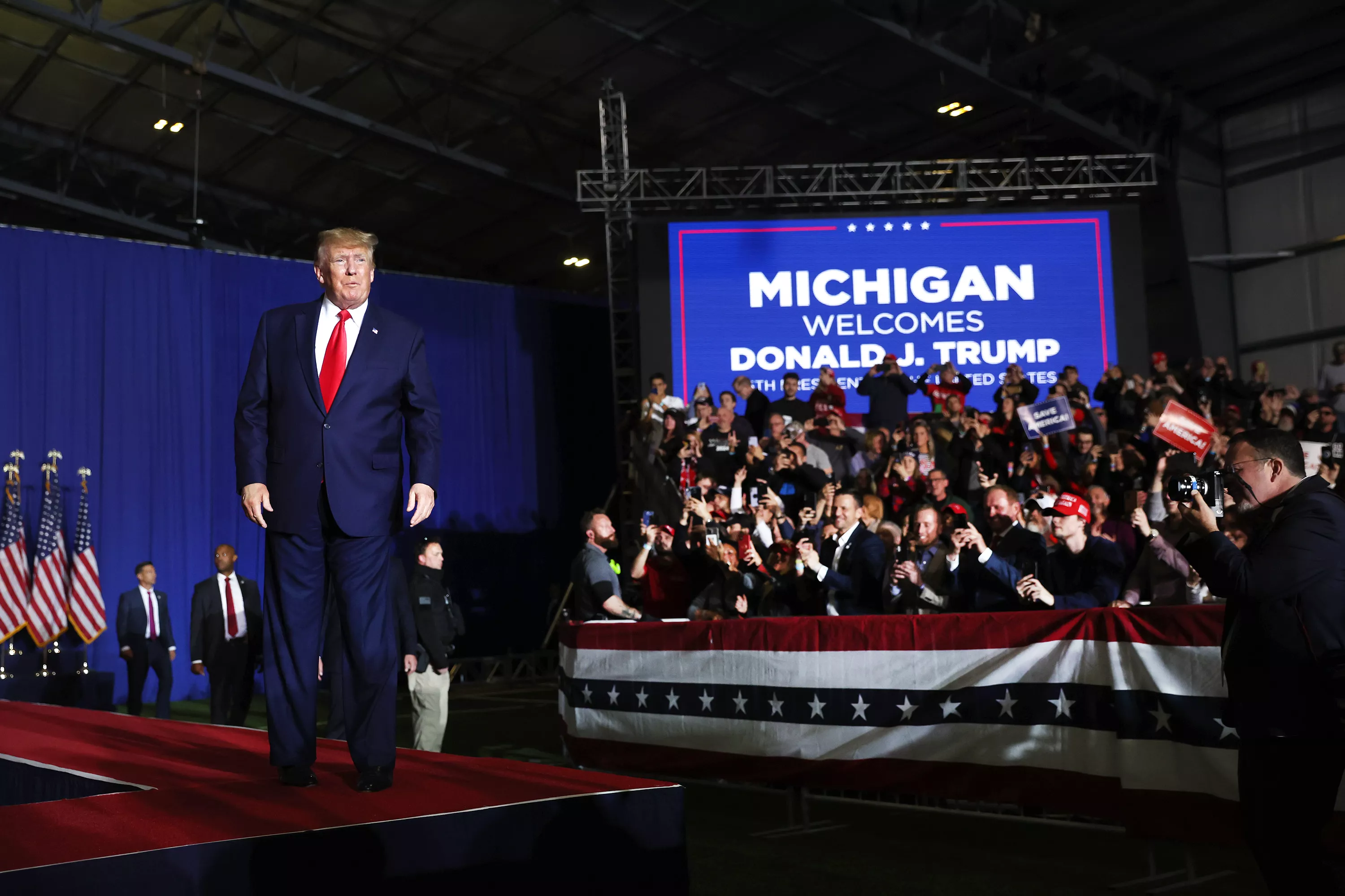 Video Reportedly Shows Michigan Rally-Goers 'Streaming Out' as Trump Speaks - Vimarsana News