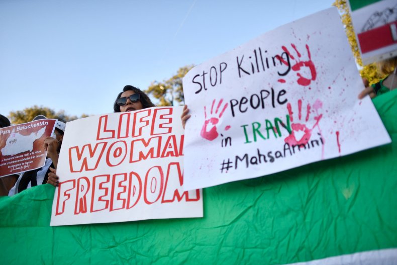 Una mujer sostiene un cartel que dice "Vida,