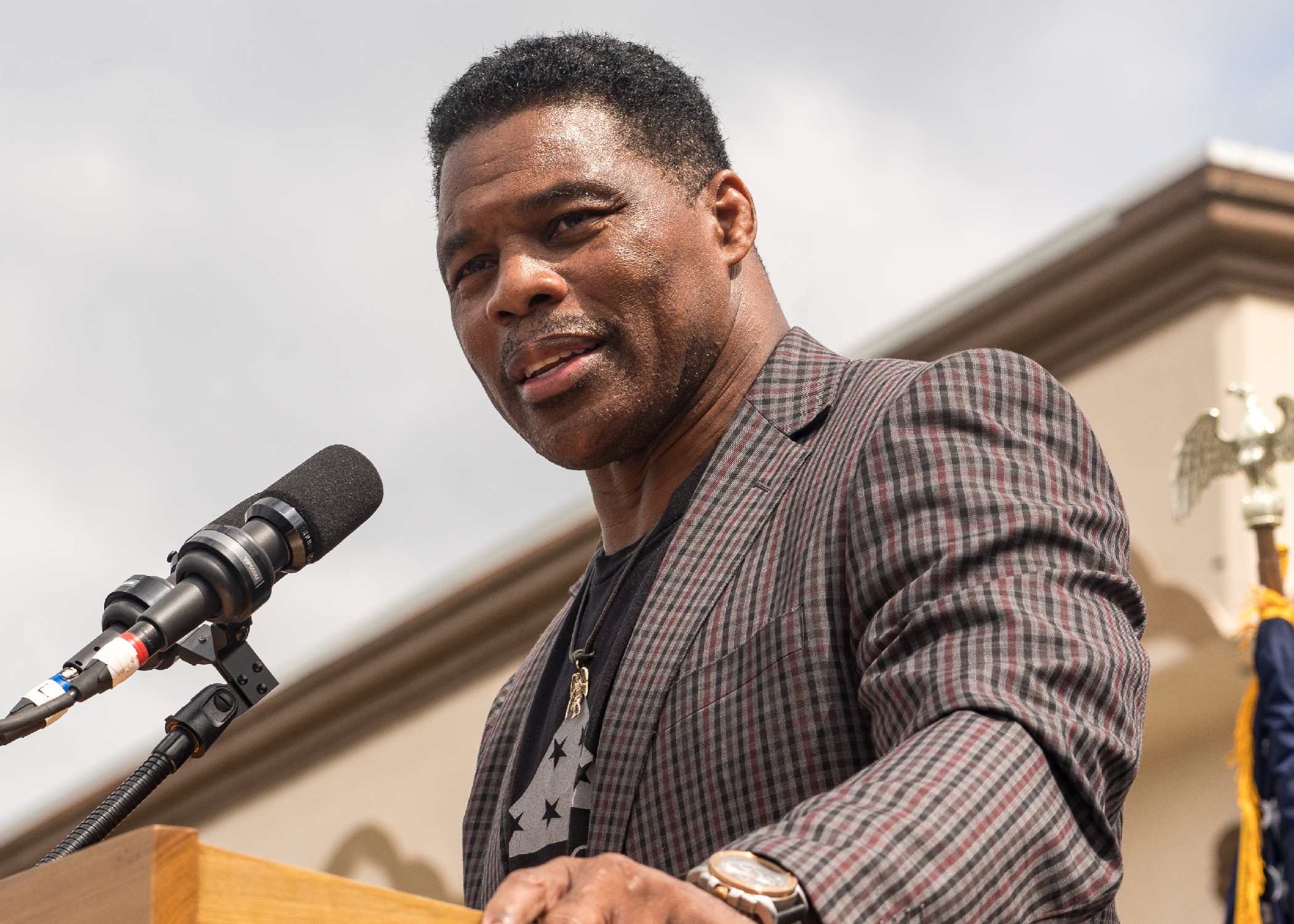 Herschel Walker emphasizes positive thinking and faith during speech, Article