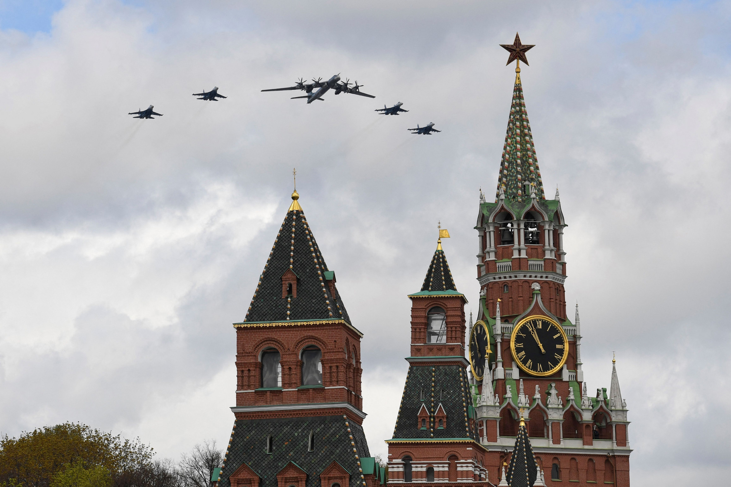 Odrzutowce NATO wzbijają się w powietrze, gdy nad Polską i Szwecją pojawiają się rosyjskie samoloty bojowe