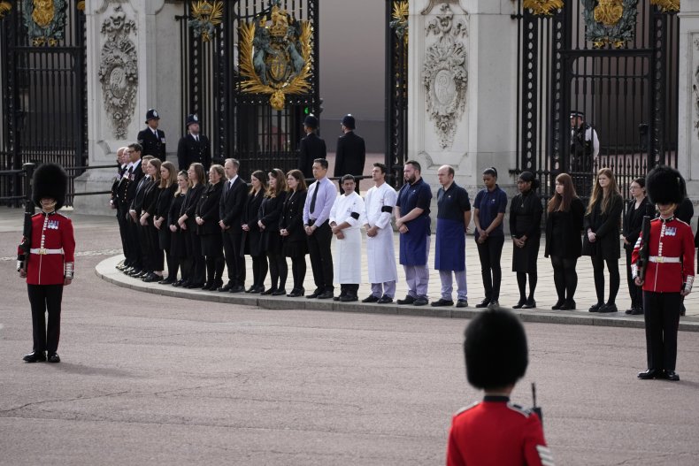 Personal de la Casa Real fuera del Palacio de Buckingham