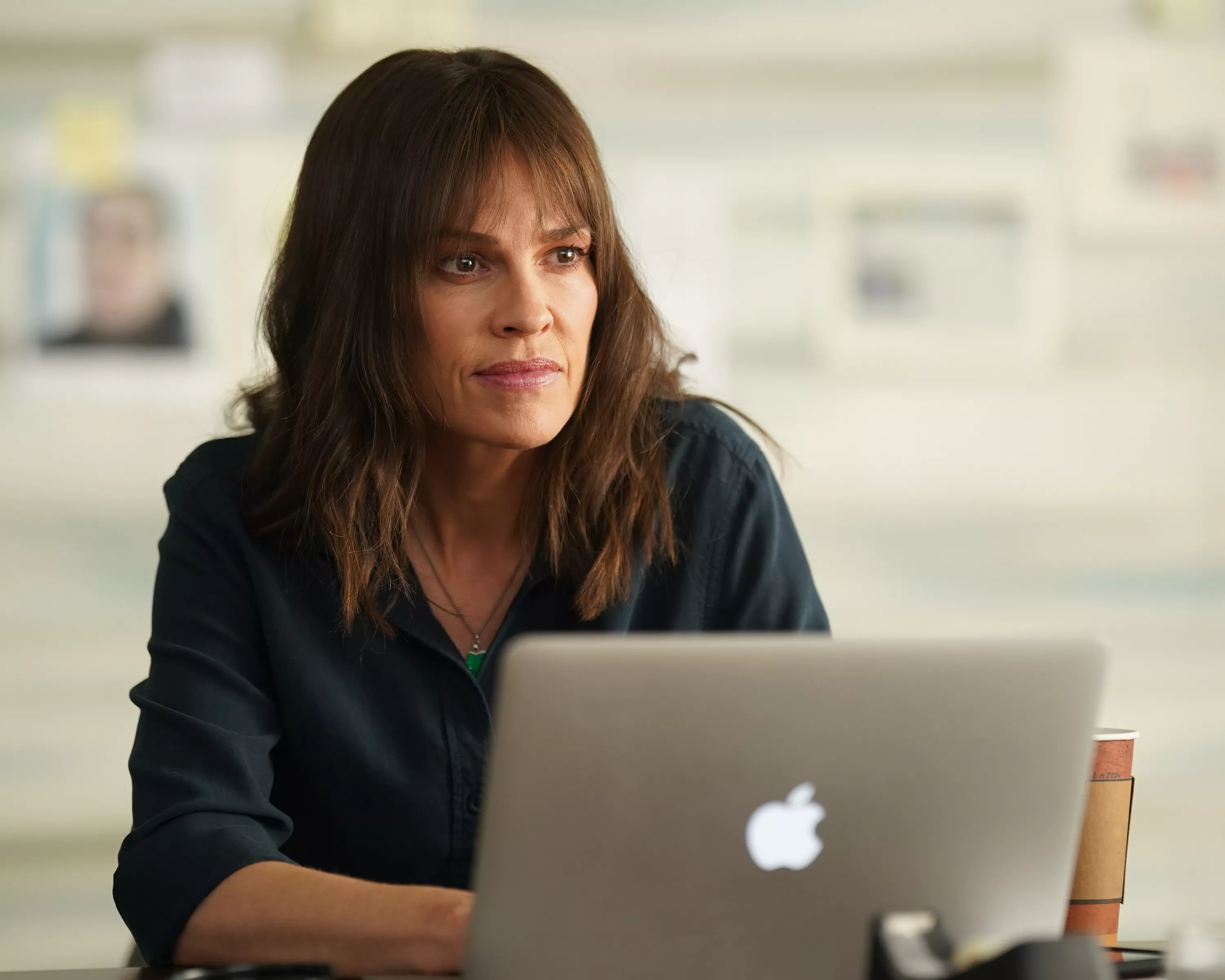 Hilary Swank Reflects on True Story Behind 'Alaska Daily': 'Blew My Mind' - Vimarsana News