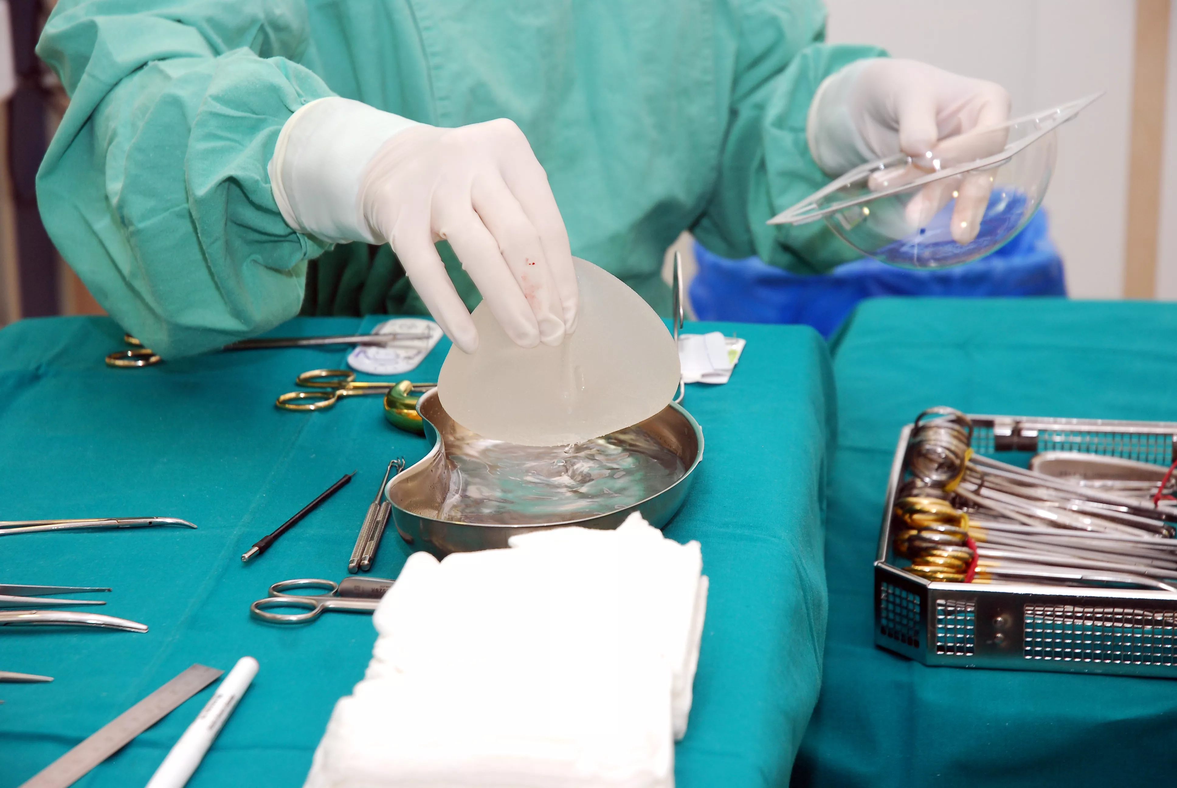 Surgeon Cracks Open Shell Formed Around Breast Implants: 'Not Sheetrock' - Vimarsana News