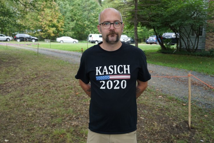 Wisconsinite Wears 'Kasich 2020' at Barnes Rally