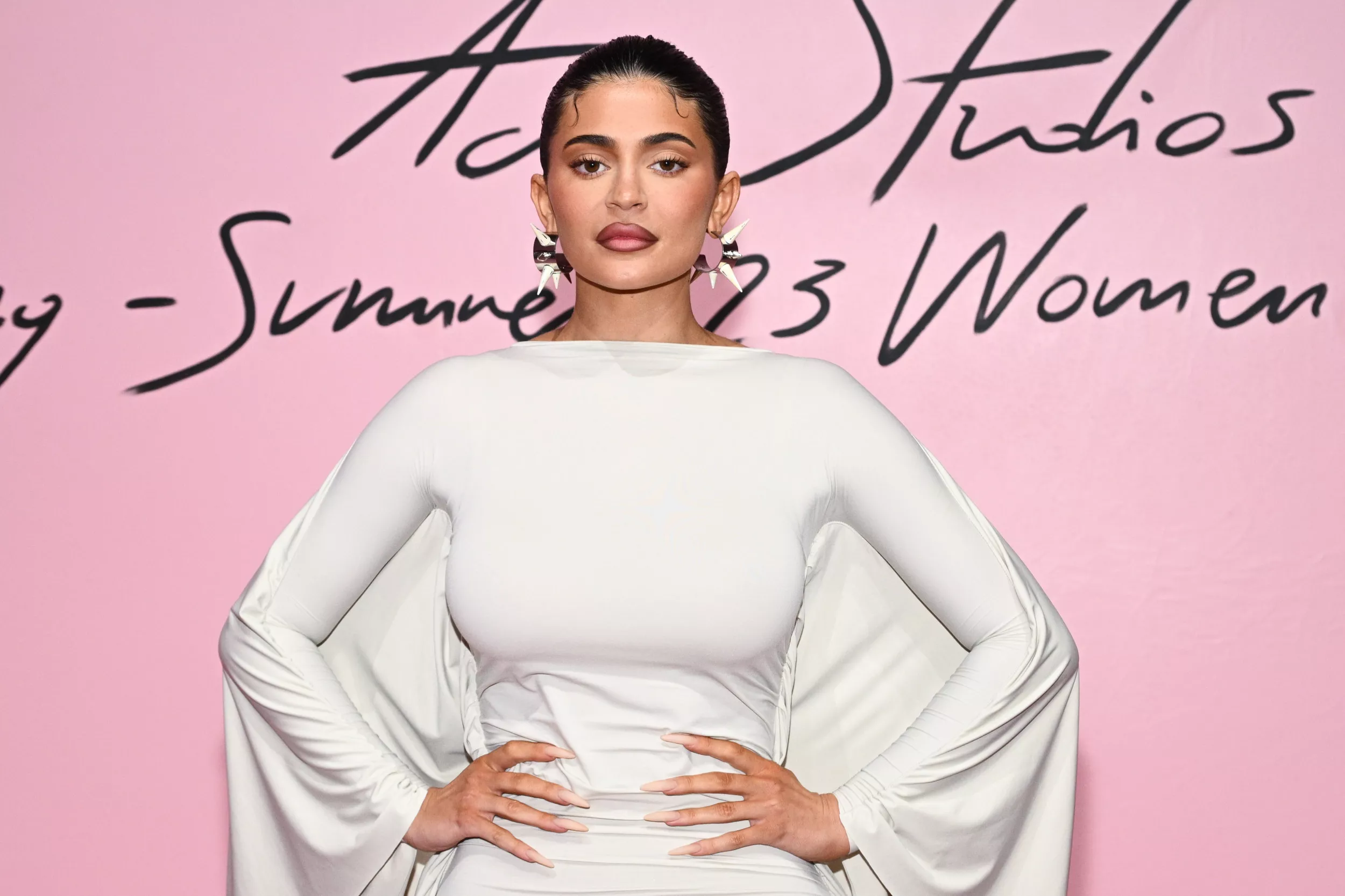 Kardashian-Jenner Billboard Baffles LA Resident: 'Which One Is This?' - Vimarsana News