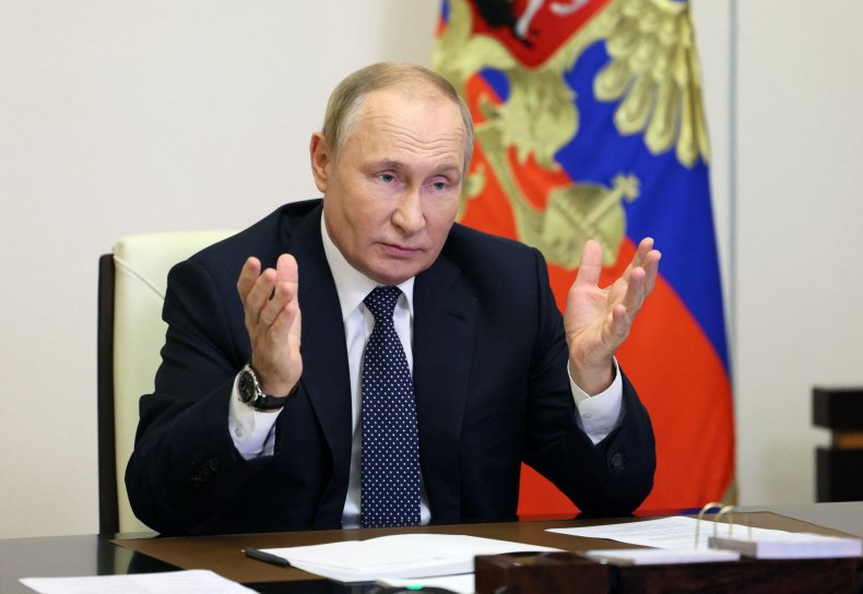 El presidente ruso, Vladimir Putin, habla con los maestros