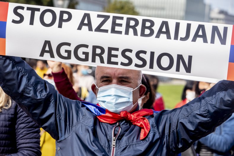 Los armenios son vistos protestando