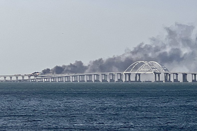 Un incendio en el puente de Kerch 