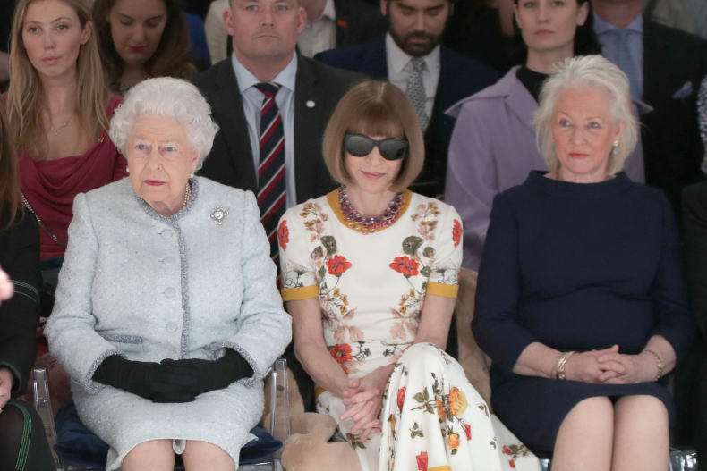 La reina Isabel II asiste al desfile de moda de Londres