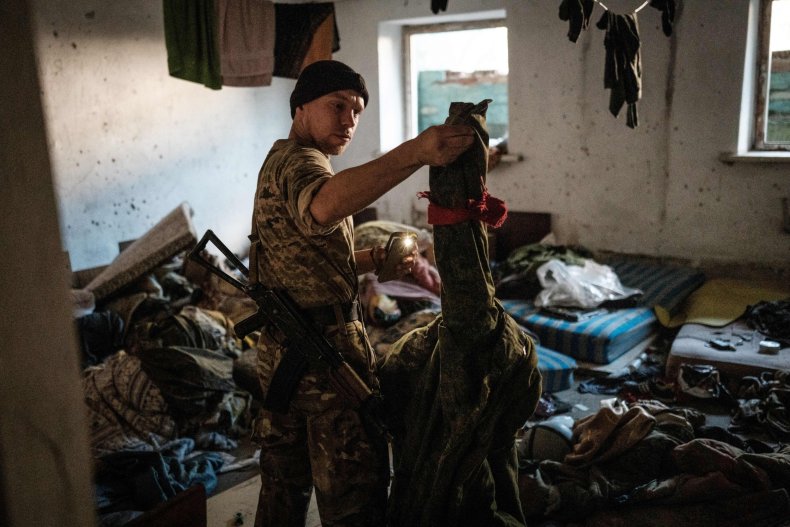 soldados rusos usando "escudos humanos": Ucrania