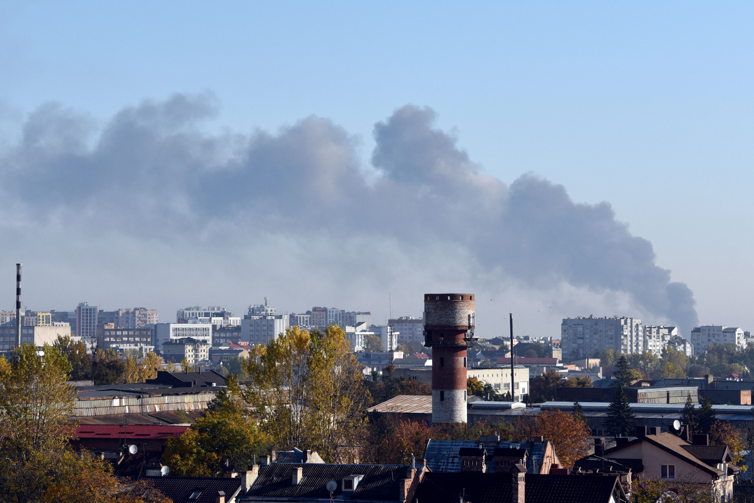 Когда будут бомбить киев. Дым над городом. Города Украины. Дым над Львовом.