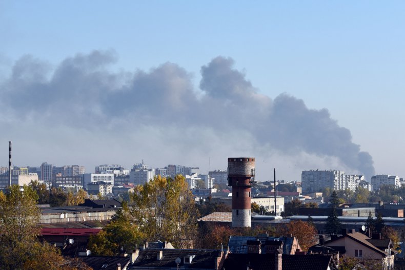 Il fumo sale sopra gli edifici di Lviv