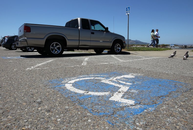 Camion parcheggiato nel parcheggio per disabili