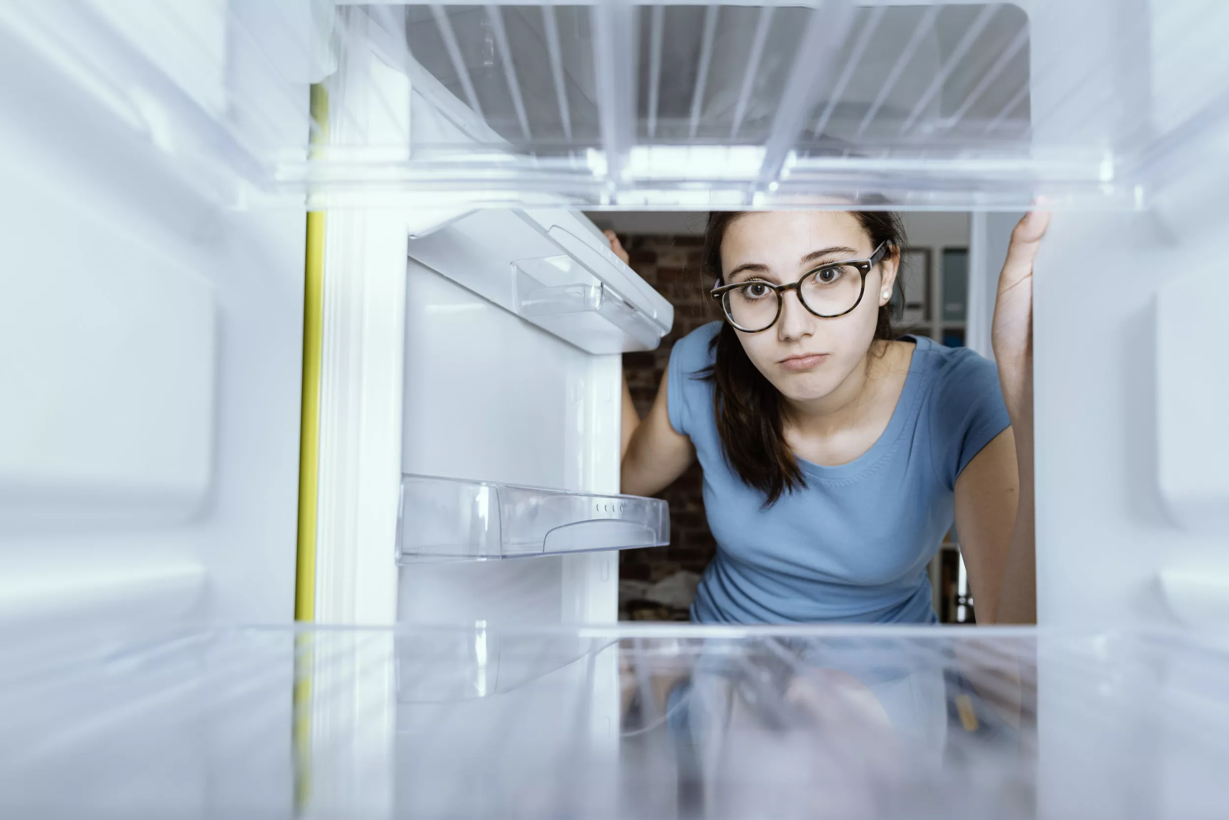 Woman 'Raiding' Family Member's Fridge While They're on Vacation Dragged - Vimarsana News