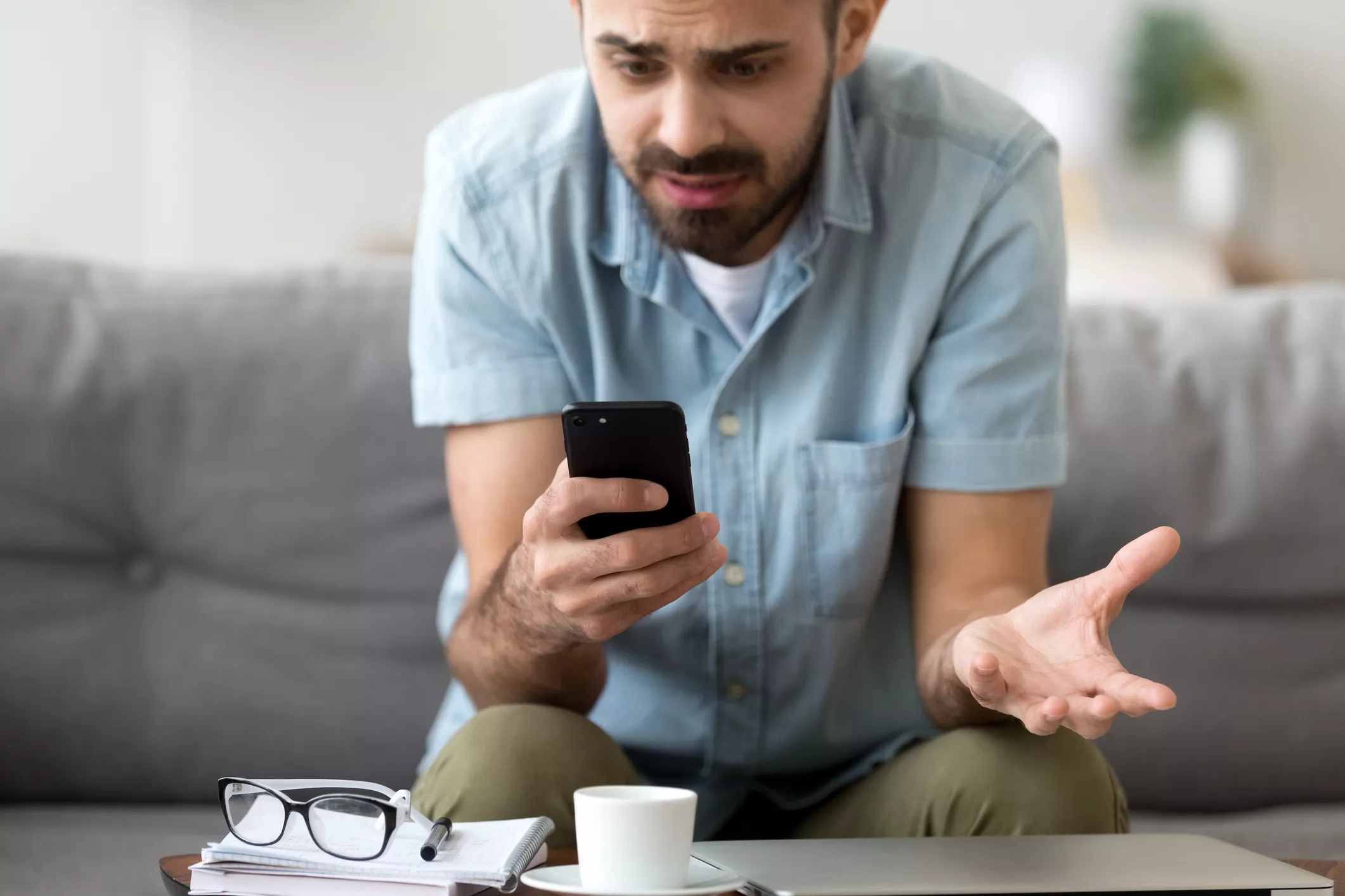Man's Hilarious Office Photo Fail Has Internet in Hysterics: 'HR Violation' - Vimarsana News