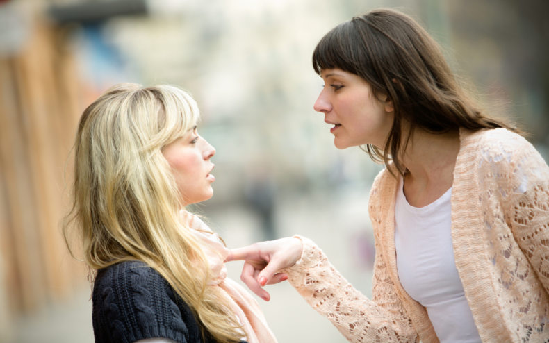 Due donne litigano per strada.