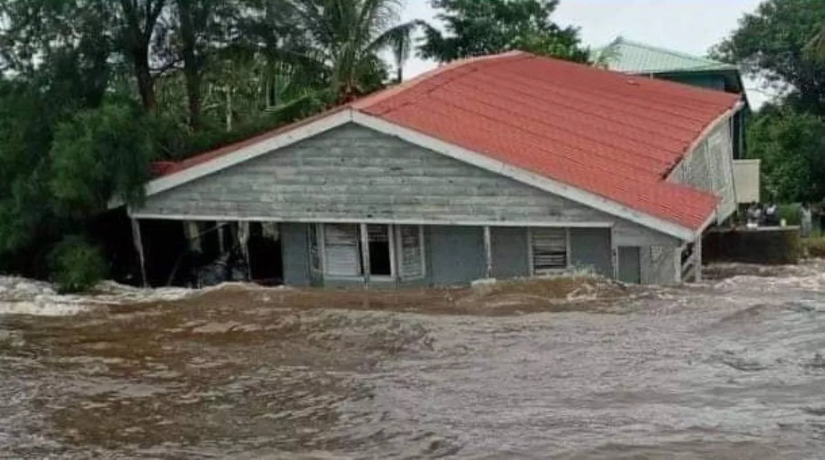 Shocking Photos Show Beach House Being Taken by the Ocean - Vimarsana News