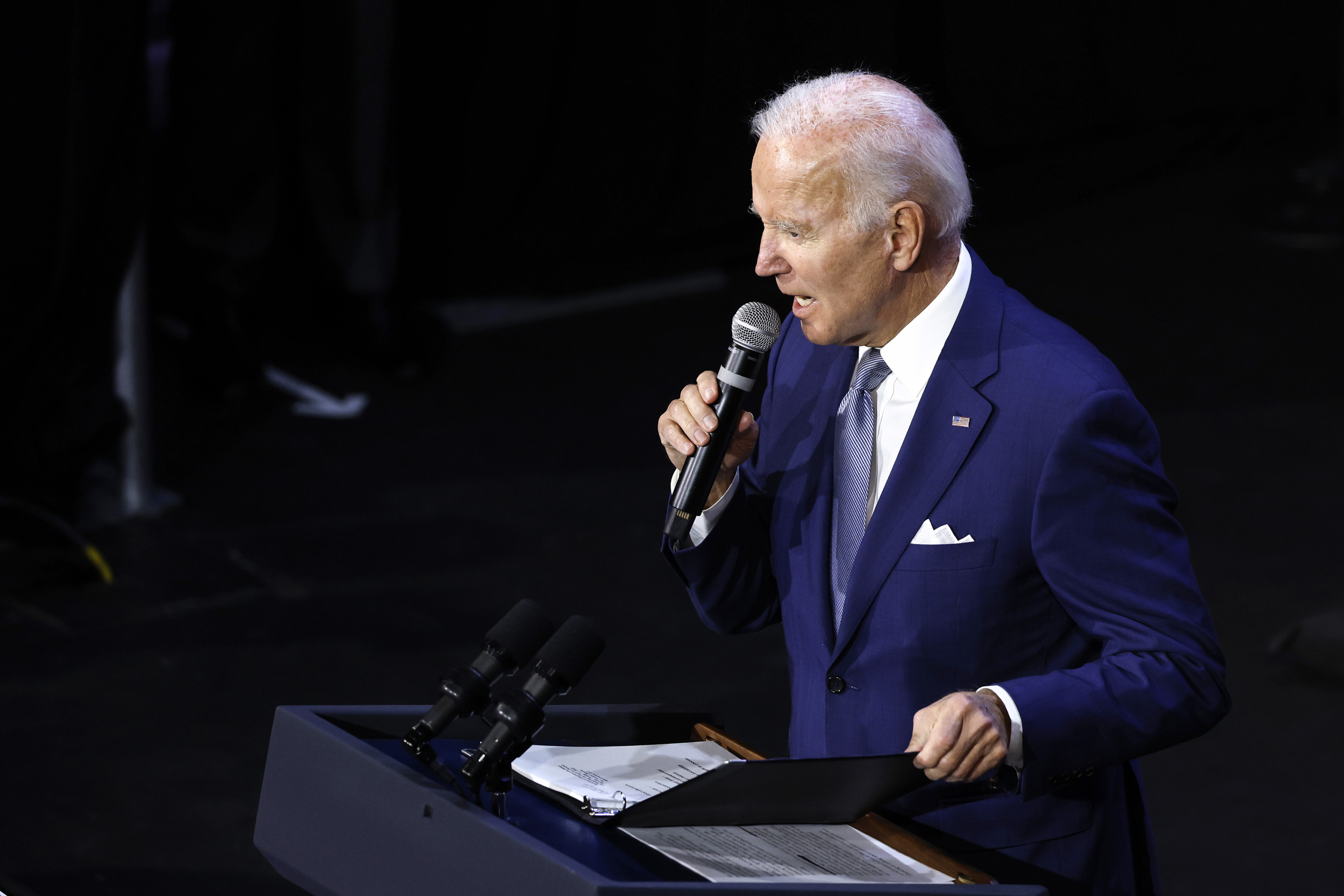 Biden Responds to 'Putin's Price Hike at the Pump' With Plan to Release Oil