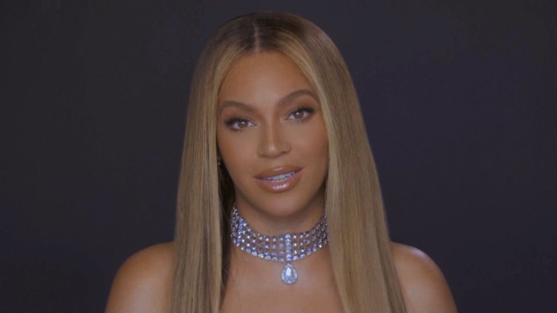 Beyonce trägt eine Diamantkette