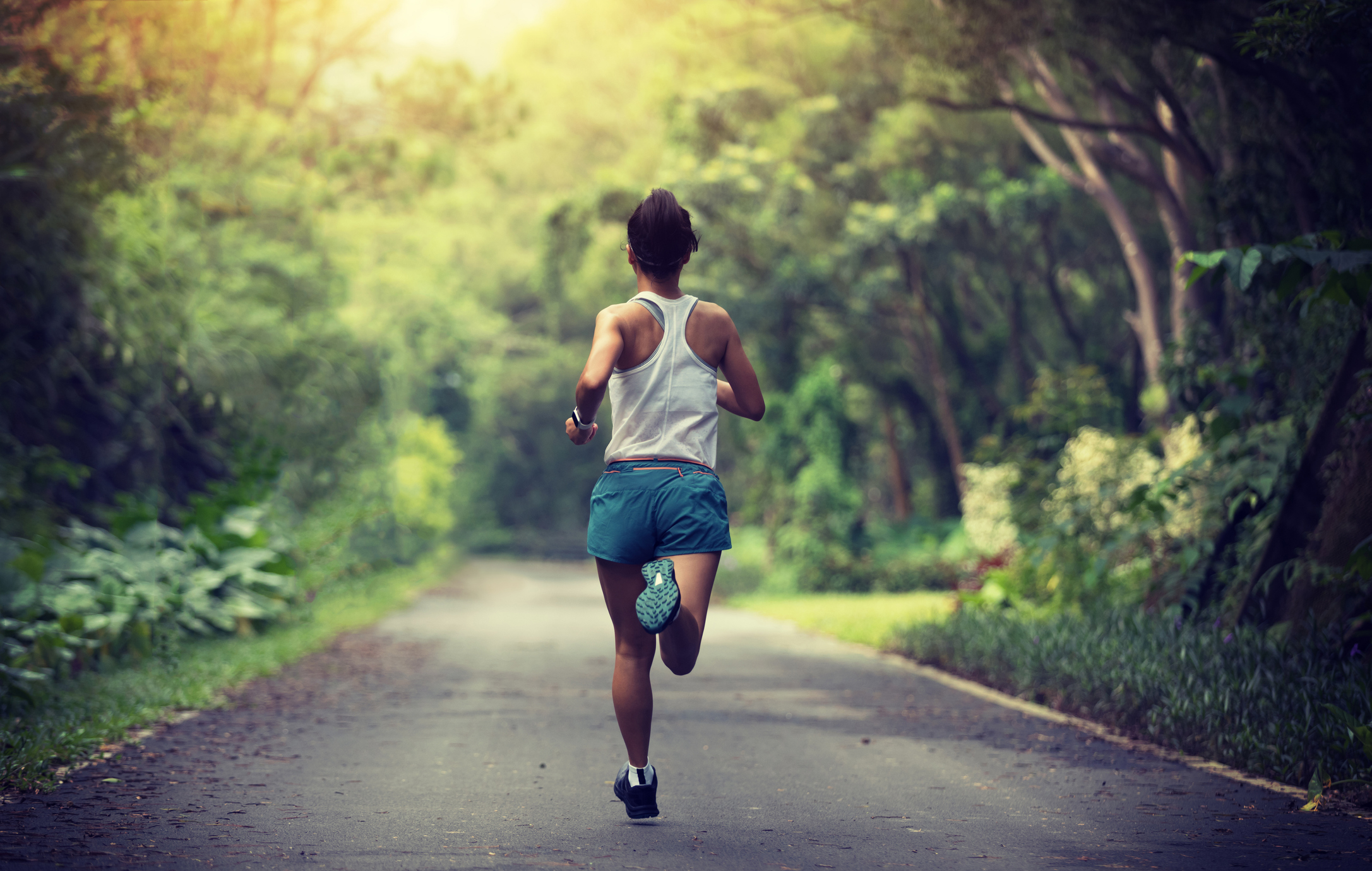 Run s. Бег Сток. Женщина бегун. Бег трусцой летом. Занятие спортом в очках.