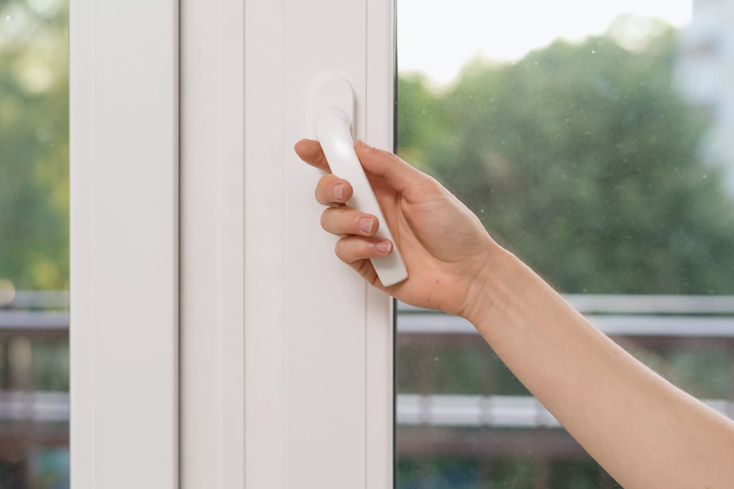 'Can't Be Legal': Internet Fumes Over Boss Screwing Window Shut - Vimarsana News